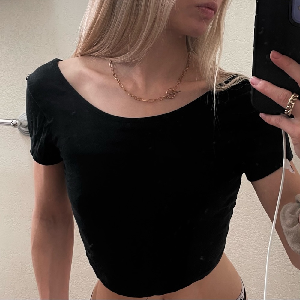 BRANDY MELVILLE BLACK SHOULDER TEE